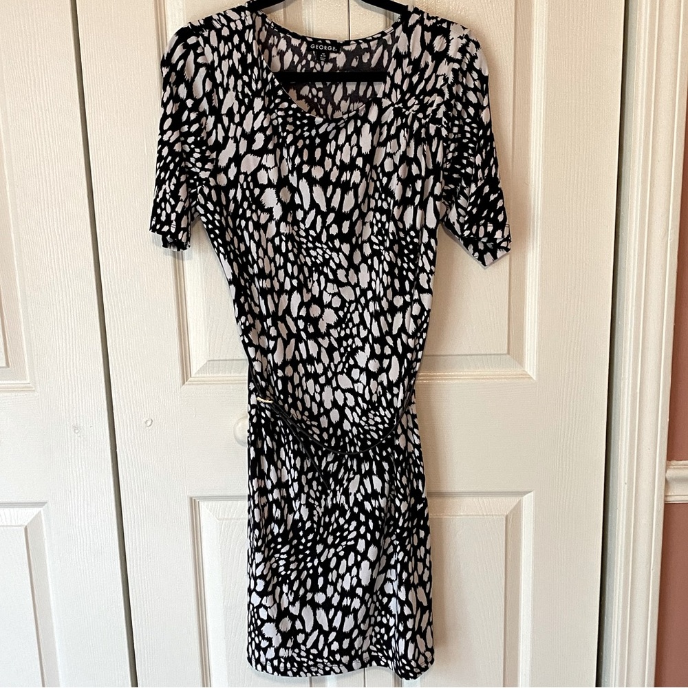 BLACK AND WHITE MIDNLEGTH DRESS WITH BELT, SIZE M 8-10